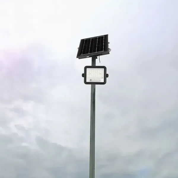 Faro LED Solare 30W Sensore Telecomando | Energy Clever